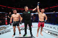 Бой Генри Сехудо и Сонга Ядонга на турнире UFC Fight Night 252 завершился досрочно из-за тычка в глаз