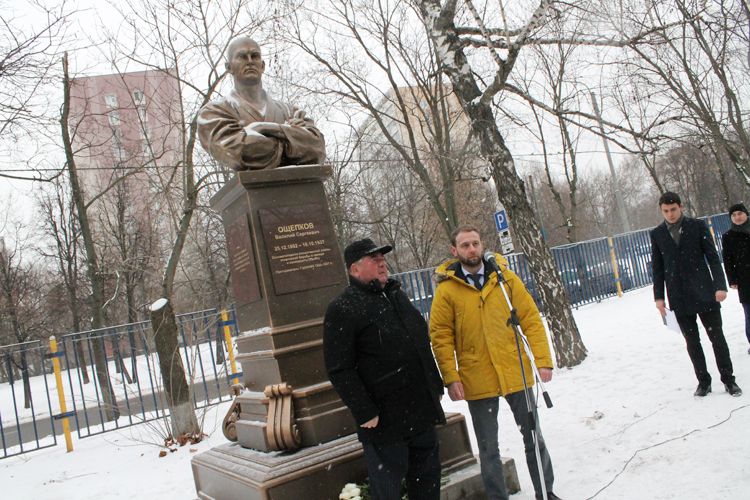 Памятник бюст Василию Ощепкову в Москве