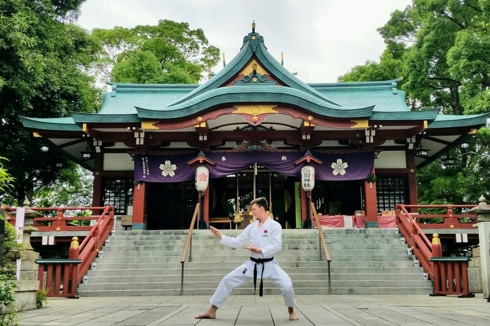 Дмитрий Осика Япония тренировка у храма