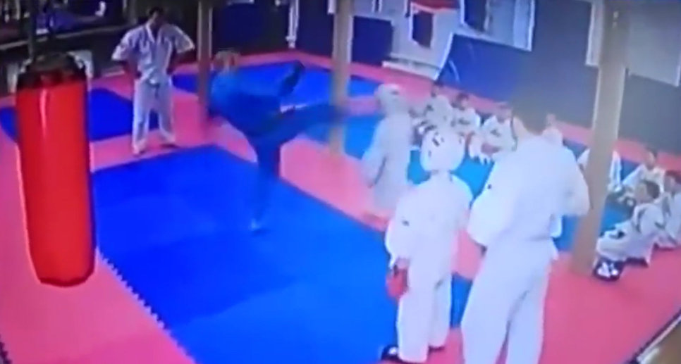 тренер кудо ударил ногой ребенка в голову