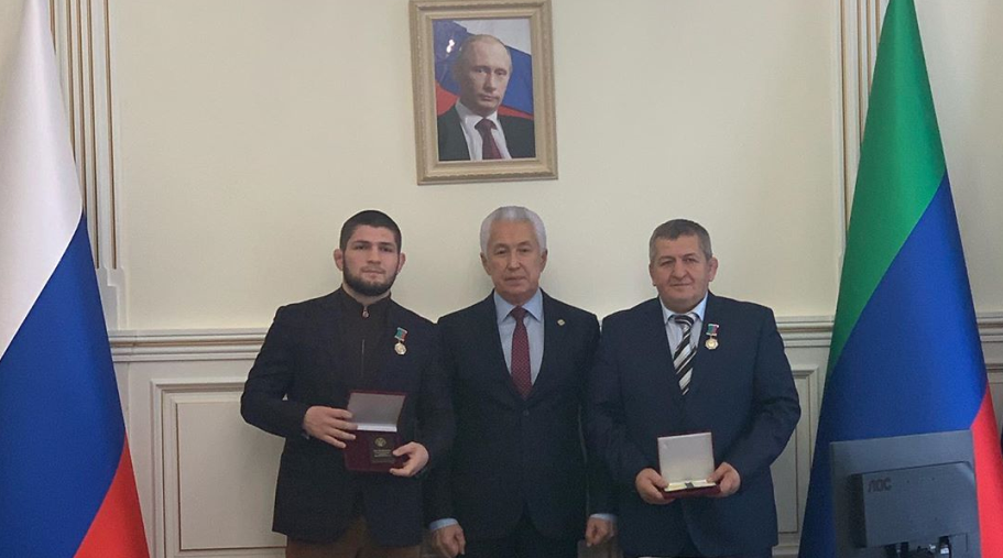 Нурмагомедов и его отец награждены орденом «За заслуги перед Республикой Дагестан»