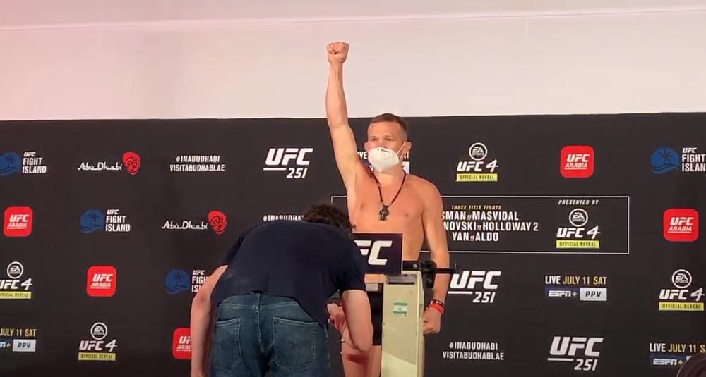 Петр Ян взвешивание UFC 251