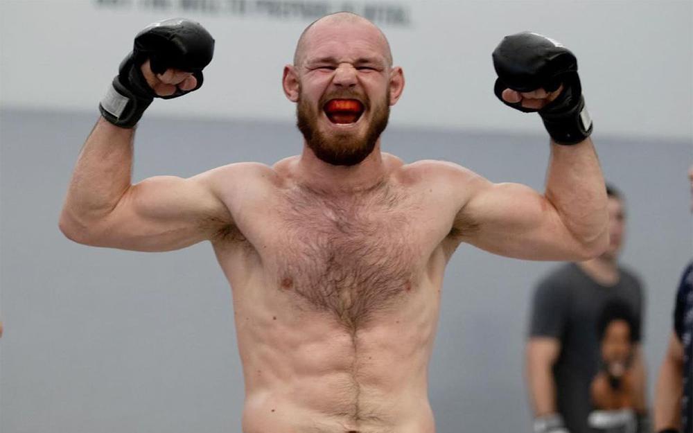 Российский боец UFC Борщёв раскритиковал сервис в США: Приносят еду как свинье