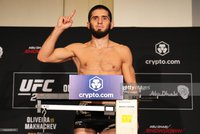 Участники шоу UFC 280 прошли процедуру взвешивания – видео
