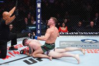 Дрикус дю Плесси «задушил» Даррена Тилла в непростом сражении на UFC 282 – видео