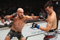 Австралийский чемпион UFC нокаутировал Корейского Зомби