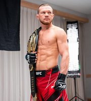 Кадр дня - Пётр Ян с поясом временного чемпиона UFC