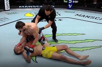 Умар Нурмагомедов нокаутировал Раони Барселоса на UFC Fight Night 217 – видео