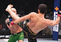 Ислам Махачев нокаутировал Александра Волкановски в первом раунде на UFC 294