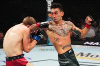 Макс Холлоуэй одолел решением судей Арнольда Аллена на турнире UFC on ESPN 44