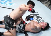 Сонг Ядонг нокаутировал Рики Симона в главном событии UFC Fight Night 223