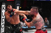Муслим Салихов уступил Николасу Далби по очкам на UFC on ESPN 47
