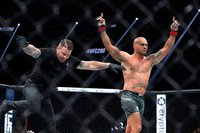 Бывший чемпион UFC Лоулер одержал победу нокаутом в прощальном поединке – видео