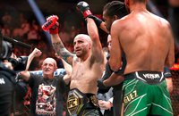 Александр Волкановски разгромно выиграл у Яира Родригеса в главном бою UFC 290