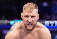 Александр Волков подписал новый контракт с UFC