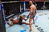Алекс Перейра нокаутировал Джамала Хилла в первом раунде в главном событии UFC 300 – видео