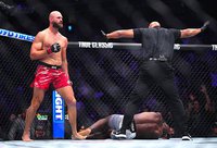 Иржи Прохазка нокаутировал Халила Раунтри в ярчайшем поединке на UFC 320 – видео