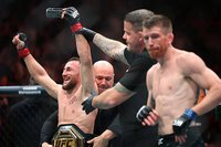 Мераб Двалишвили уверенно отстоял титул чемпиона UFC, одолев Кори Сэндхагена на UFC 320