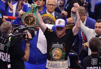 Сауль Альварес одолел Уильяма Скалла по очкам и снова стал абсолютным чемпионом мира