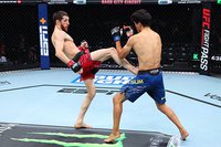 Тагир Уланбеков выиграл у Азата Максума по очкам в конкурентном бою на UFC on ABC 8 – видео
