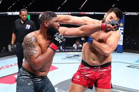 Ризван Куниев дебютировал в UFC со спорного поражения Кёртису Блэйдсу – видео