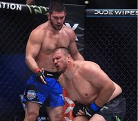 Александр Романов не смог завершить бой с Валентином Молдавским из-за травмы, но вышел в финал гран-при PFL