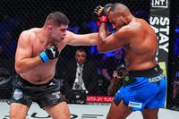 Олег Попов уверенно выиграл у Родриго Насименто по очкам и пробился в финал Гран-при PFL – видео