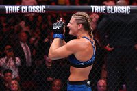 Кайла Харрисон досрочно выиграла у Джулианны Пеньи и стала чемпионкой UFC в легчайшем весе – видео