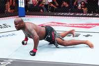 Деррик Льюис нокаутировал Таллисона Тейшейру на 35-й секунде в главном бою UFC on ESPN 70 – видео