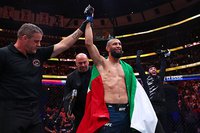 Хамзат Чимаев победил Дрикуса Дю Плесси единогласным решением судей и стал новым чемпионом UFC