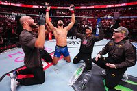 Джонни Уокер сенсационно нокаутировал Чжана Миньяна в главном бою турнира UFC в Шанхае