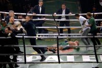 Легенду ММА брутально нокаутировали в потасовке после его дебютного боя в боксе – видео